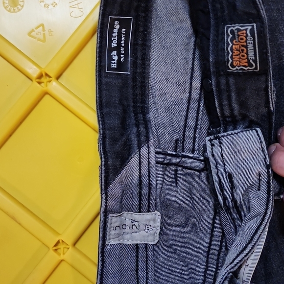 Cut off volcom denim shorts - Picture 2 of 4